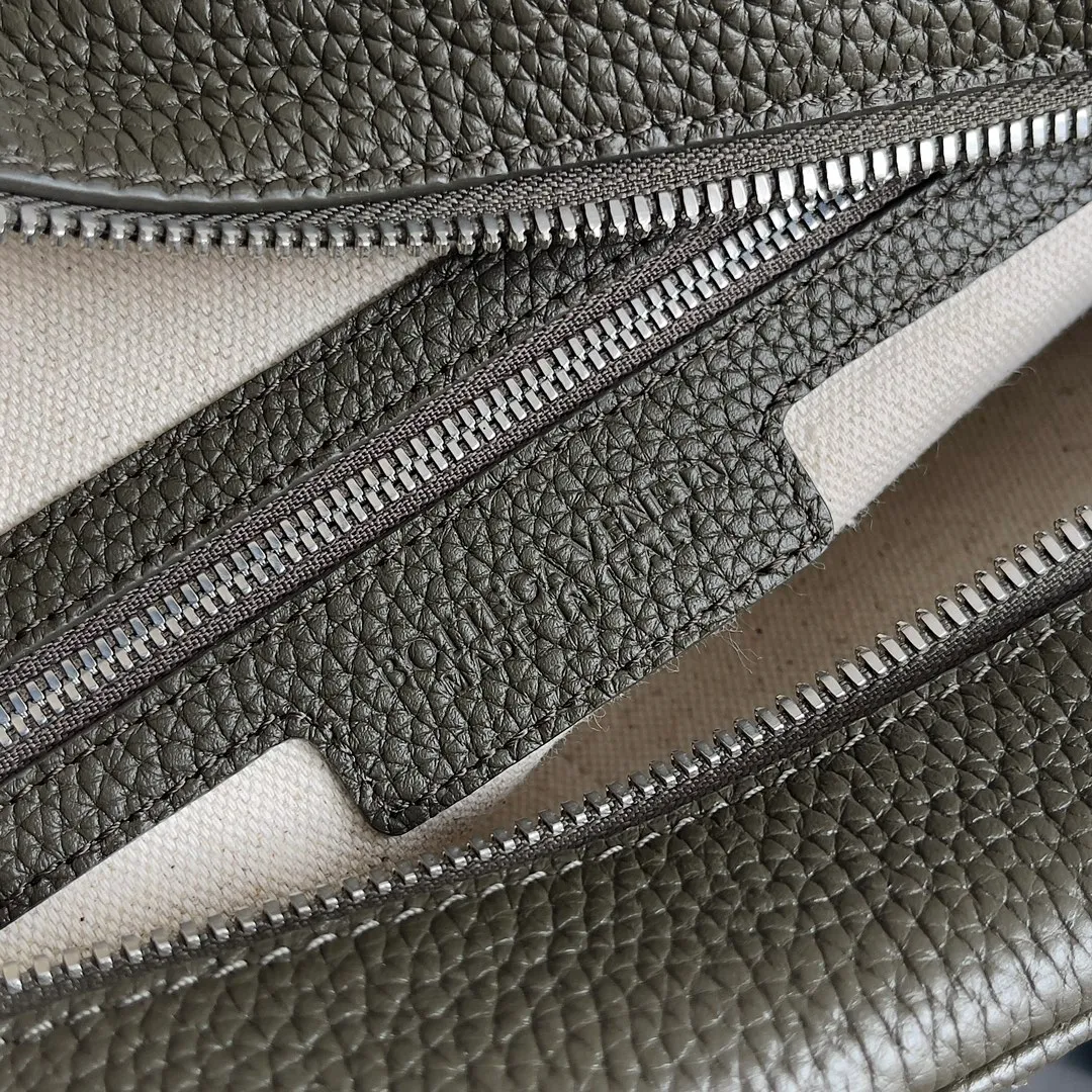 Those who have touched Batch 1820 cowhide with lychee pattern must understand that it is soft and high-grade. BOTTEGA VENETA's 2024 new men's INTRECCIATO woven camera bag uses lychee pattern and classic weaving to enhance the texture of the entire bag. It is durable and the matte material is very suitable for autumn and winter wear. In terms of capacity, this bag is not inferior to other bags. It has compartments inside, making it easy to store important things. Style number: 755925 Size: 29*19.5*7.5cm